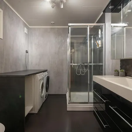 Sentral Med Parkering Apartment